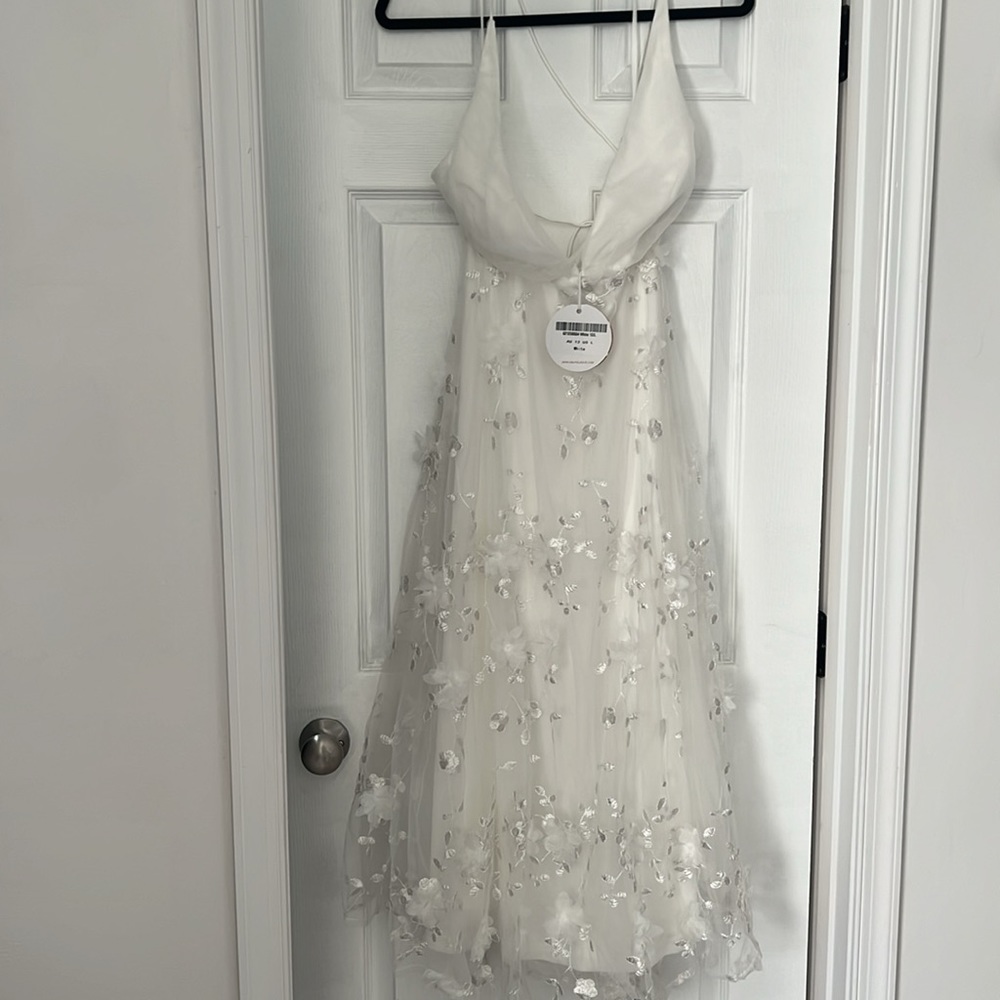 SHERI V-NECKLINE EMBELLISHED MIDI DRESS WHITE- Selfie Leslie - Picture 4 of 7